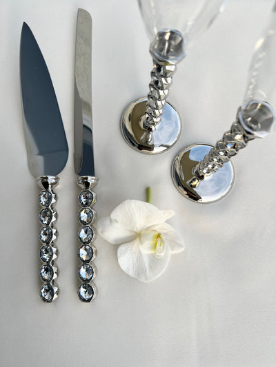 Bridal Toasting Glass Set & Server, Sparkling Rhinestones for Bride and Groom by Lucky Collections ™. Pala y cuchillo