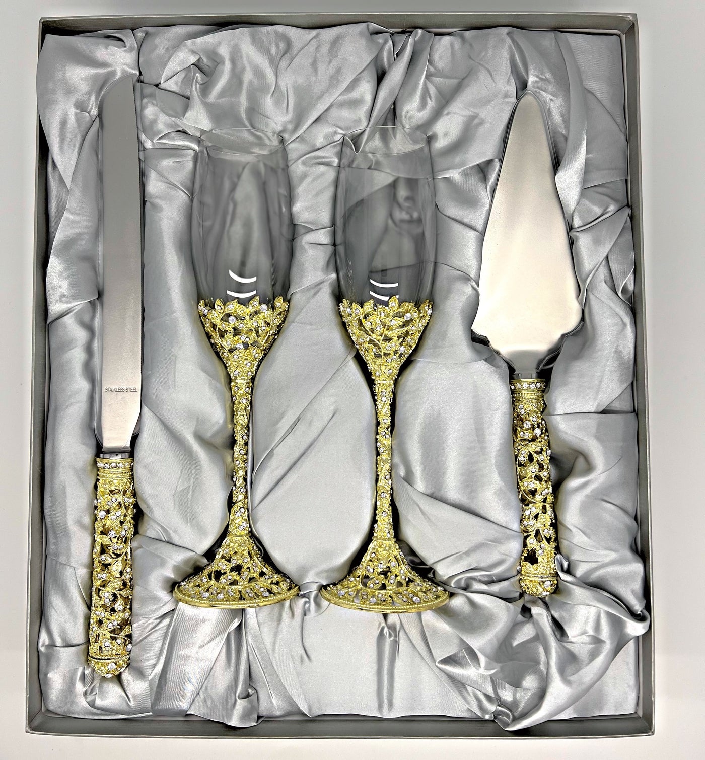 Romantic Detailed Champagne Flutes & Cake Cutting Set in custom box