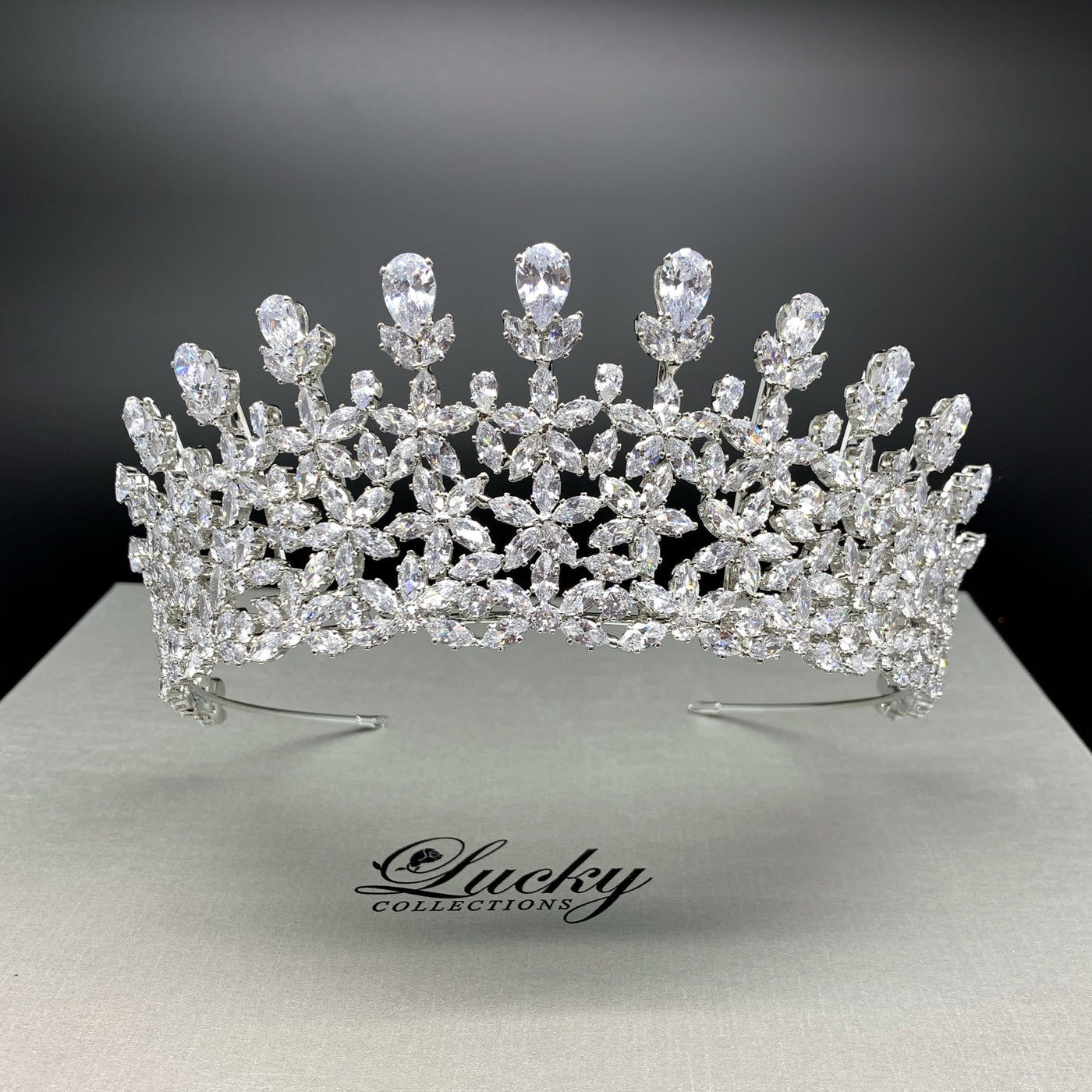 Tiara, Zirconia Gems fit for the Empress within you by Lucky Collections ™. Coronal alta para quinceanera