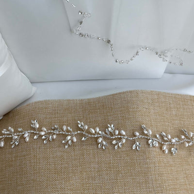 This beautiful wedding hair vine adds a romantic flair to any bridal hairstyle. Crafted with high quality pearls and rhinestones, it sparkles brilliantly to make your special day unforgettable.